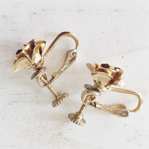 VINTAGE Gold tone rose screw back earrings - Picture 3 of 5